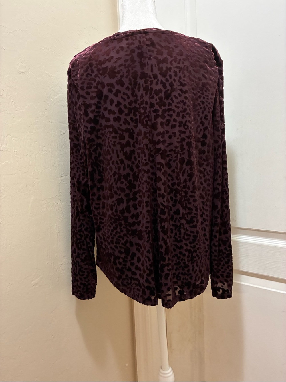 SimplyVera VeraWang Burnout Velvet Leopard Print Lined Top Plum Purple PreOwned - Picture 2 of 11